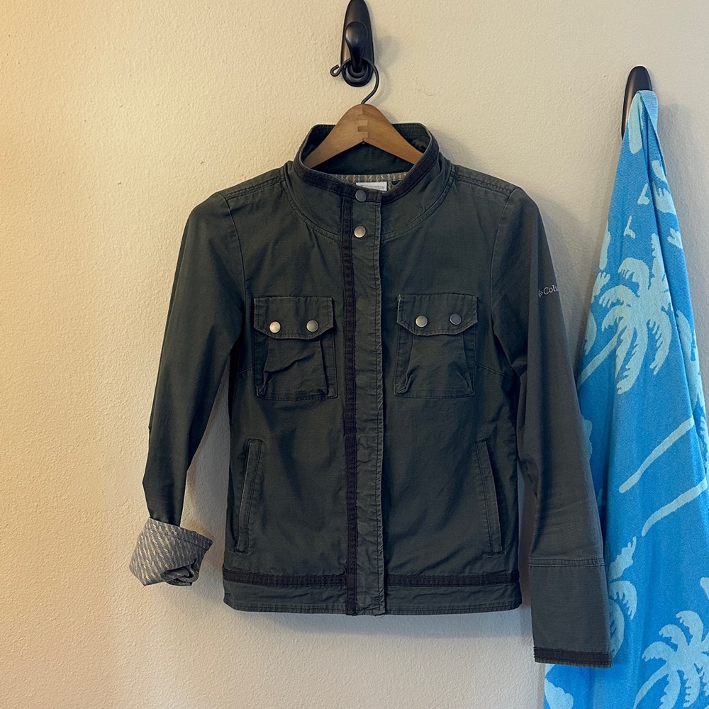Women’s casual green jacket. Not waterproof / Omni shade sun protection